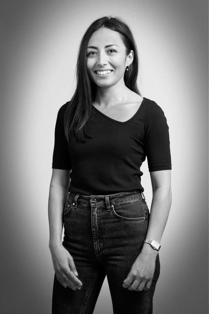 företagsfotografering-stockholm-personalporträtt-kvinna-svartvit-halvkropp