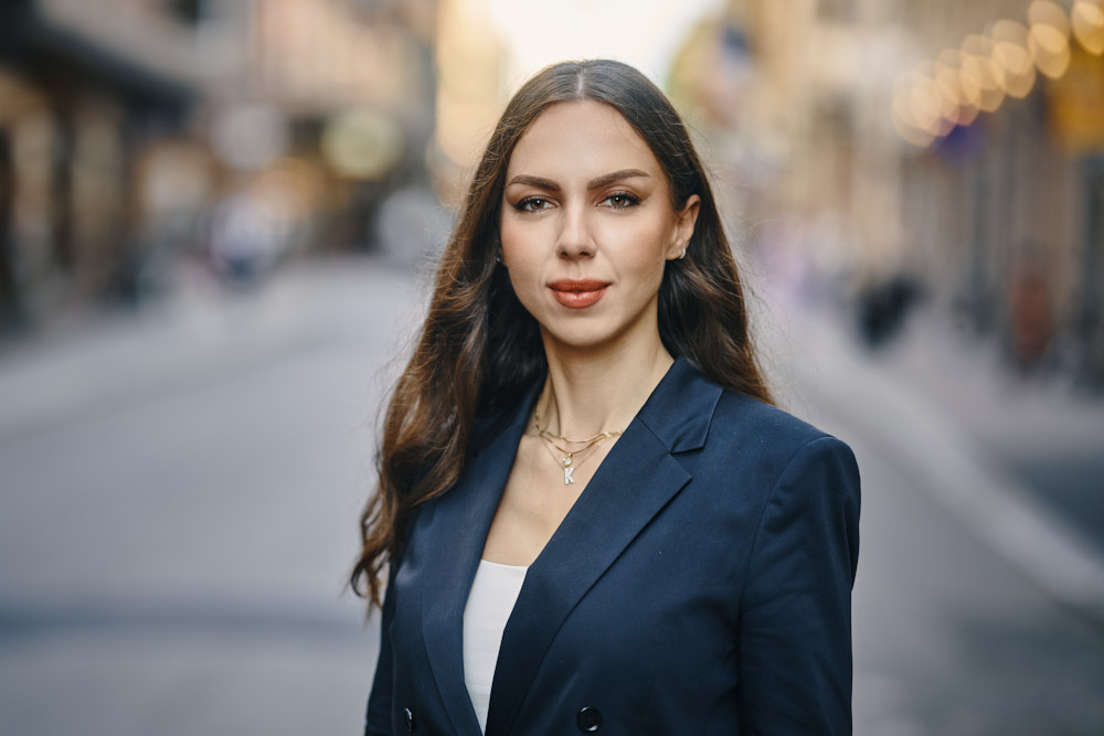 företagsfotografering-stockholm-personalporträtt-kvinna-utomhus-pressbild