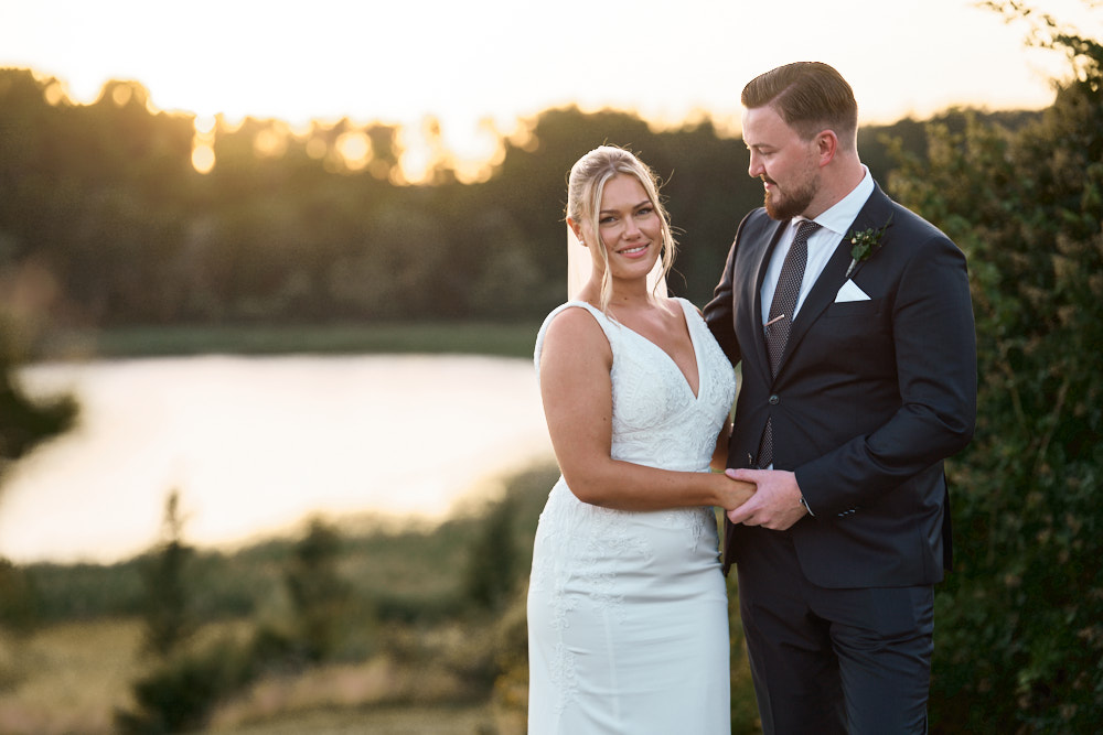 brölloopsporträtt-av-brudpar-vid-golden-hour