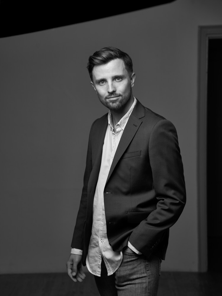 svartvitt-halvkroppsporträtt-av-ung-man-i-studio