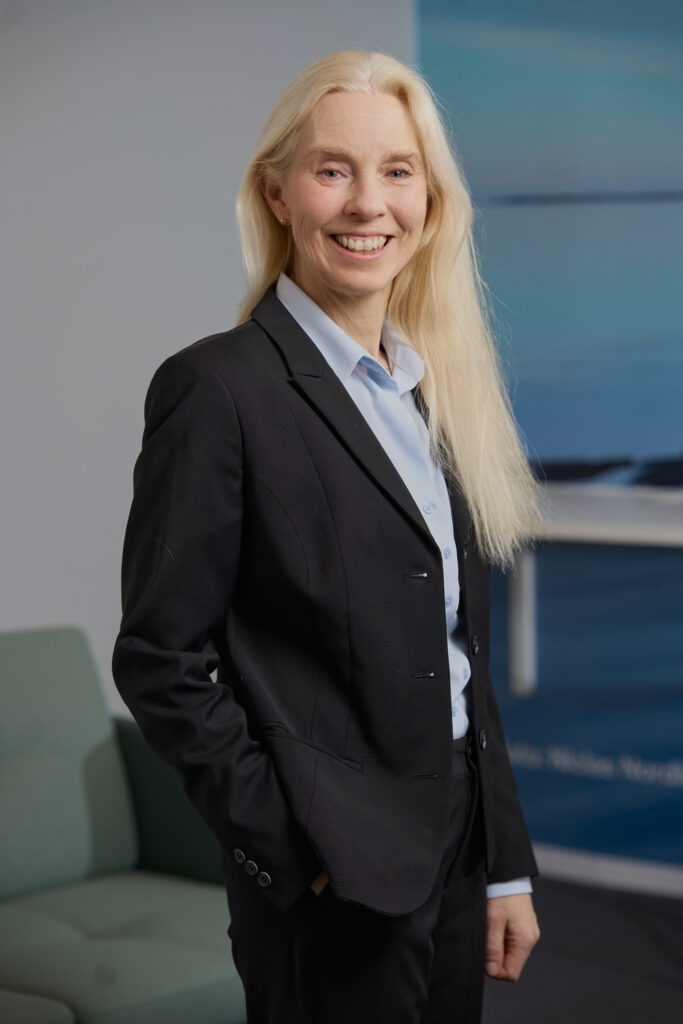 personalporträät-halvkropp-medelålders-kvinna-i kavaj-på-kontor