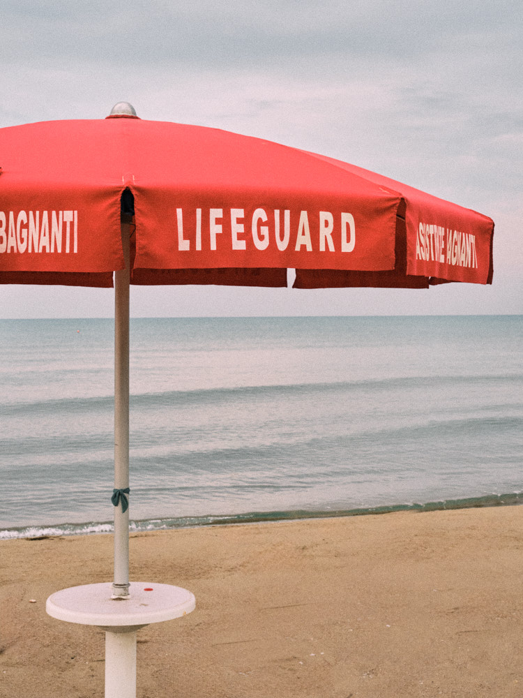 livräddare-parasoll-på-strand-anzio