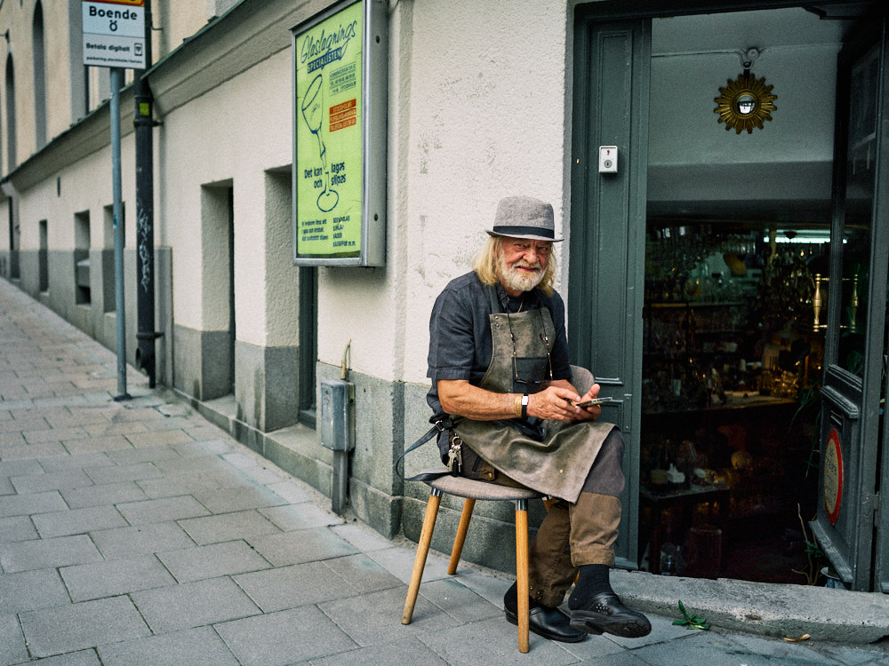 gatuporträtt-helfigur-äldre-man-utanför-sin-verkstad-på-östermalm-stockholm